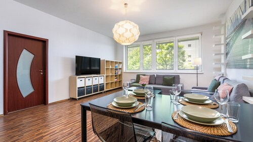 UrbanElegance Escape, top location, private garage parking