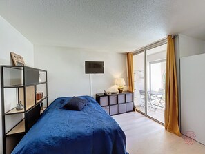 Travel cot, free WiFi - Cozy Studio with Terrace, Near Lamalou-les-Bains Centre & Thermal Spa, Pet-Friendly (Lamalou-les-Bains)