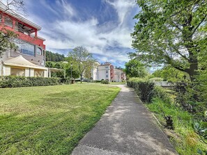Property grounds - Cozy Studio with Terrace, Near Lamalou-les-Bains Centre & Thermal Spa, Pet-Friendly (Lamalou-les-Bains)