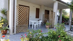 屋外ダイニングエリア