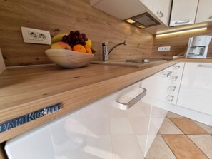 Geladeira, fogão, cooktop, lava-louças