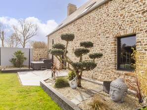 Terrace/patio - Cottage with Private Pool, Spa and Garden in Lessay (Lessay)