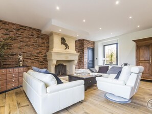 TV, fireplace, stereo - Cottage with Private Pool, Spa and Garden in Lessay (Lessay)
