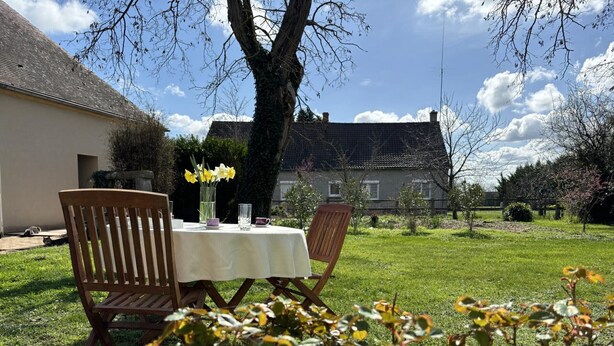Outdoor dining - All-inclusive cottage between Moulins and Saint-Pourçain-sur-Sioule (Contigny)