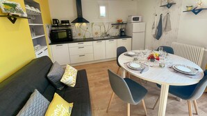 A compact living space with a kitchen, dining area, and a sofa. - Charming Gîte with Private Garden, Close to Amboise, Perfect for Relaxation and Exploration (Pocé-sur-Cisse)