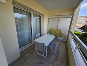 Outdoor dining - City Center Apartment with Balcony and Garage in Saint-Georges-de-Didonne (Saint-Georges-de-Didonne)