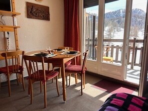 Dining - Apartment for 4, ski-in/ski-out, near shops in Risoul (Risoul)