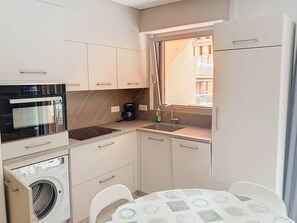 Fridge, microwave, oven, stovetop - Air-Conditioned T2 with Parking, Bormes-les-Mimosas (Bormes-les-Mimosas)