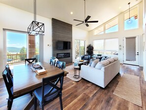Smart TV, fireplace, foosball - Pine Rim View Retreat | 3BR Mountain Escape (Pine)