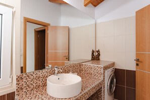 Vasca idromassaggio, asciugacapelli, asciugamani, sapone