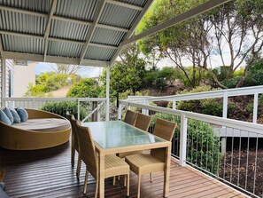 Outdoor dining - Salt Life  - Pet Friendly Outside, WIFI (Robe)