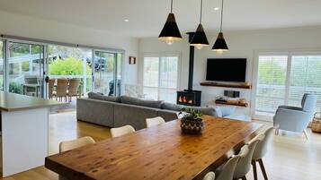 Télévision, cheminée