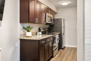 Fridge, oven, stovetop, dishwasher