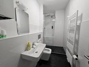 Comfort kamer, 1 twee- of 2 eenpersoonsbedden | Badkamer | Een regendouche, een haardroger, handdoeken
