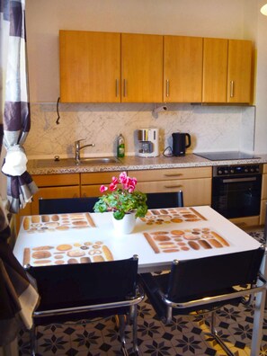 Kylskåp, mikrovågsugn, ugn och spishäll