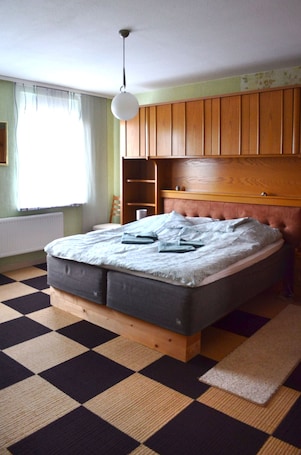 2 bedrooms, iron/ironing board, travel crib, free WiFi. Ferienwohnung zum Sollingtor