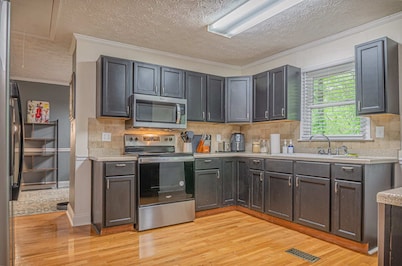 3BR Bungalow•Fire Pit•Grill•Yard•Near Fort Benning