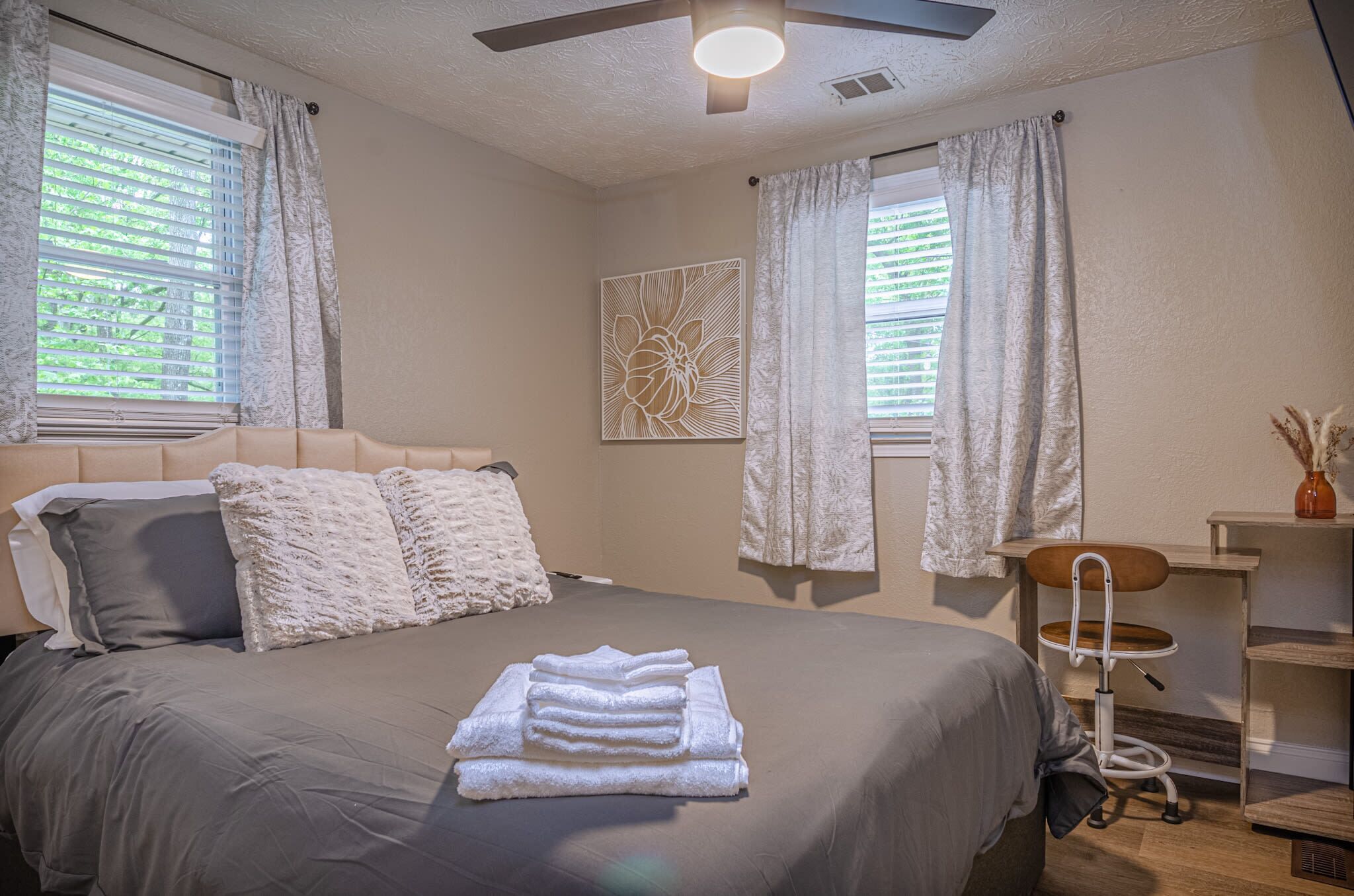 3 habitaciones, escritorio, tabla de planchar con plancha y wifi 