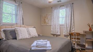 3 bedrooms, desk, iron/ironing board, WiFi