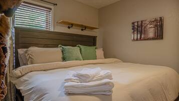 3 bedrooms, desk, iron/ironing board, WiFi