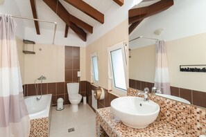 Vasca idromassaggio, asciugacapelli, asciugamani, sapone