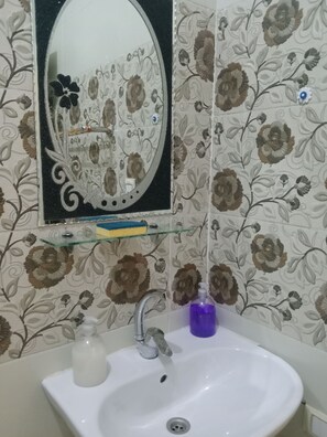 Shower, hair dryer, towels, soap - New and quiet Giza apartment 5mn tuk tuk from the pyramids (Al Haram Giza Governorate)