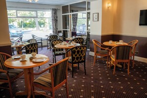 En 20-tommers Flatskjerm-TV med kabel-kanaler samt printere