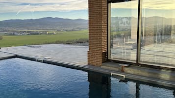Inomhuspool och utomhuspool