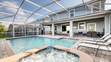 Alberca al aire libre y alberca climatizada