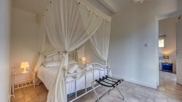 3 bedrooms, bed sheets