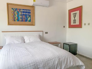 Escritorio, wifi gratis y ropa de cama 