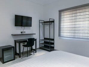 Standard Room | Desk, free WiFi, bed sheets - Conys Guest House (Kwabenya)