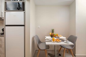 Comfort-huoneisto | Yksityinen keittiö | Jääkaappi, mikroaaltouuni, uuni, vedenkeitin