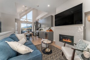 Smart TV, fireplace - Skyview Retreat - Pool, Hot Tub &  Parking (Canmore)