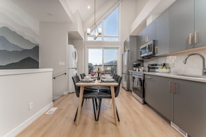 Fridge, microwave, stovetop, dishwasher - Skyview Retreat - Pool, Hot Tub &  Parking (Canmore)