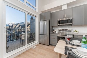 Køleskab, mikrobølgeovn, kogeplade, opvaskemaskine