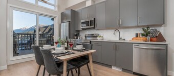 Skyview Retreat - Pool, Hot Tub &  Parking