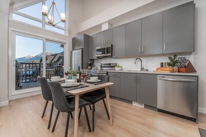 Skyview Retreat - Pool, Hot Tub &  Parking