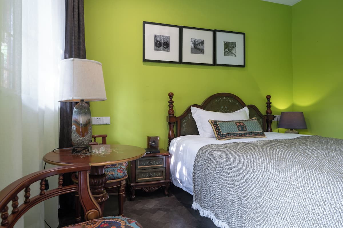 Classic Room, 1 Queen Bed, Courtyard View, Courtyard Area | Premium bedding, down duvets, individually decorated