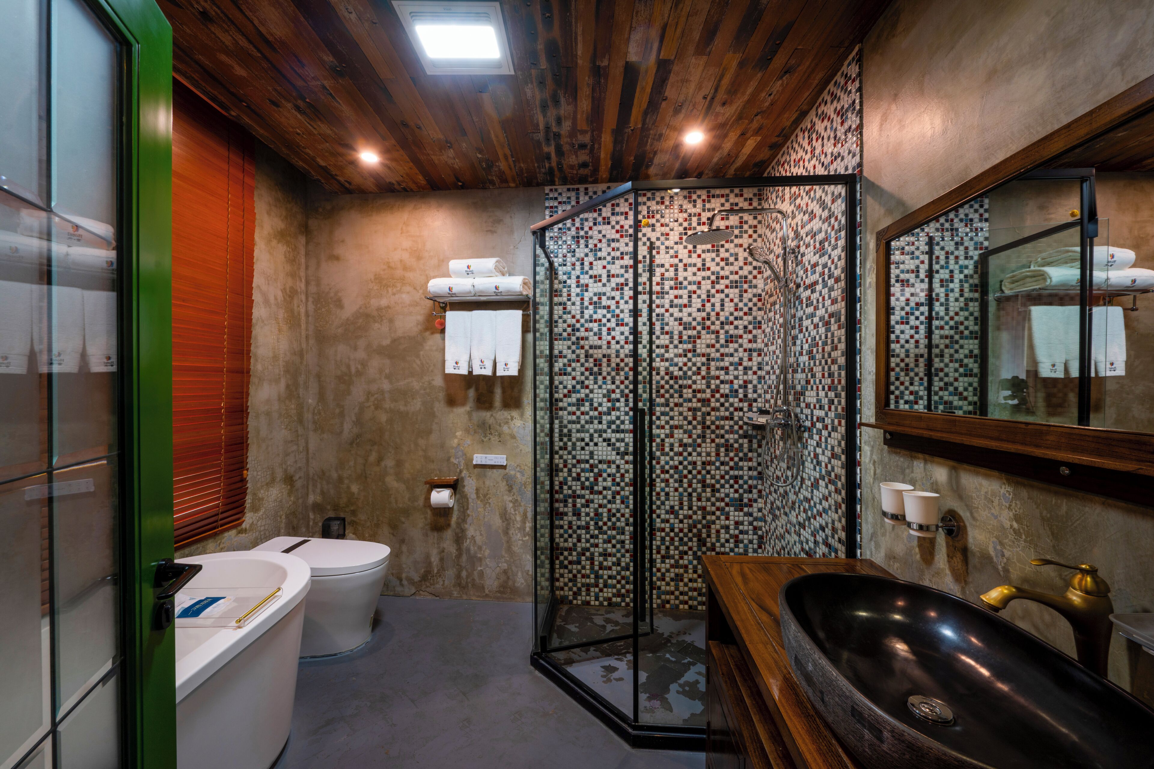 Suite estudio familiar, varias camas, vistas al patio, planta baja | Baño | Artículos de higiene personal gratuitos, secador de pelo y albornoces