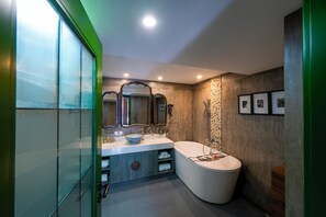 Signature Triple Room, Multiple Beds, Courtyard View, Ground Floor | Bathroom | Free toiletries, hair dryer, bathrobes, slippers - Hotel Cote Cour Beijing (Beijing)