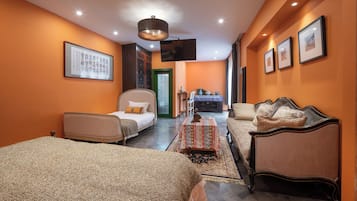 Estudio familiar, varias camas, vista al patio, en el área del patio | Ropa de cama de alta calidad, edredón y decoración personalizada