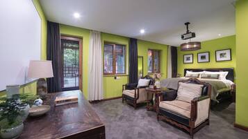 Quarto clássico, 1 cama King, vista para o pátio, no piso térreo | Roupas de cama premium, edredons de pluma, individualmente decorados
