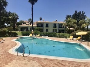 Innendørsbasseng og utendørsbasseng