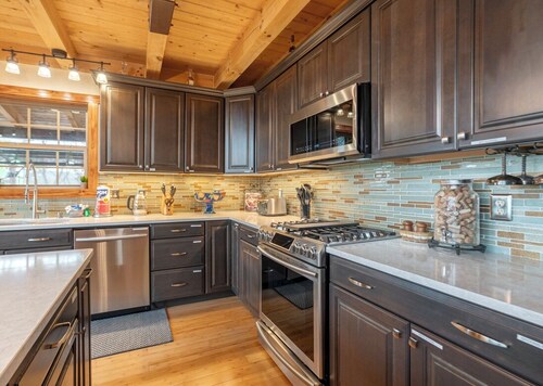 A Mtn Frame of Mind- Mountain View, Hot Tub, Game Room, Pet Friendly