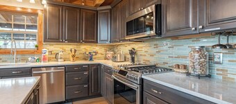 A Mtn Frame of Mind- Mountain View, Hot Tub, Game Room, Pet Friendly