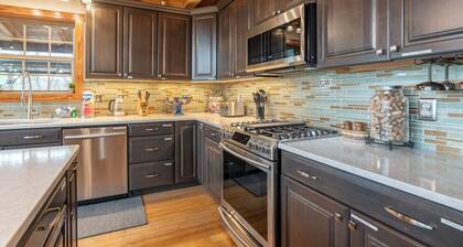 A Mtn Frame of Mind- Mountain View, Hot Tub, Game Room, Pet Friendly