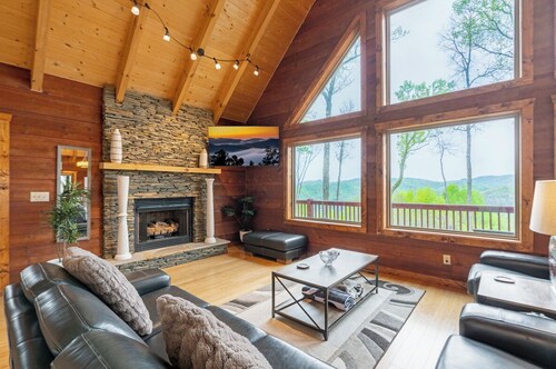 A Mtn Frame of Mind- Mountain View, Hot Tub, Game Room, Pet Friendly