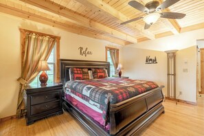 4 bedrooms, desk, iron/ironing board, internet