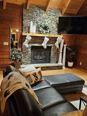 Smart TV, chimenea, futbolito
